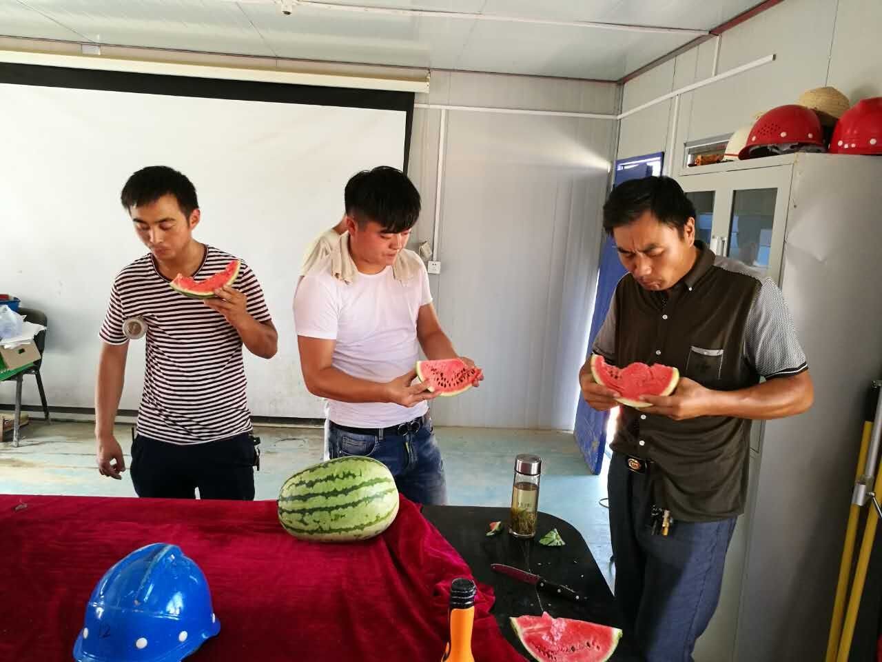 200名农民工吃上了“爱心瓜”。