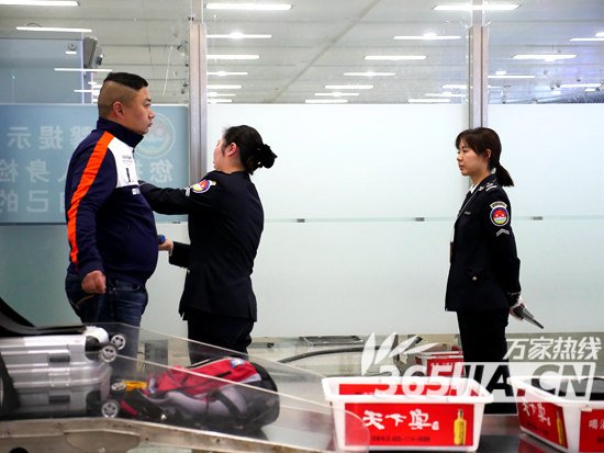一位旅客在合肥机场接受安检