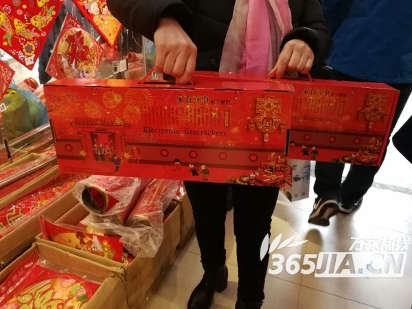 春节临近合肥城隍庙电子鞭炮销售红火