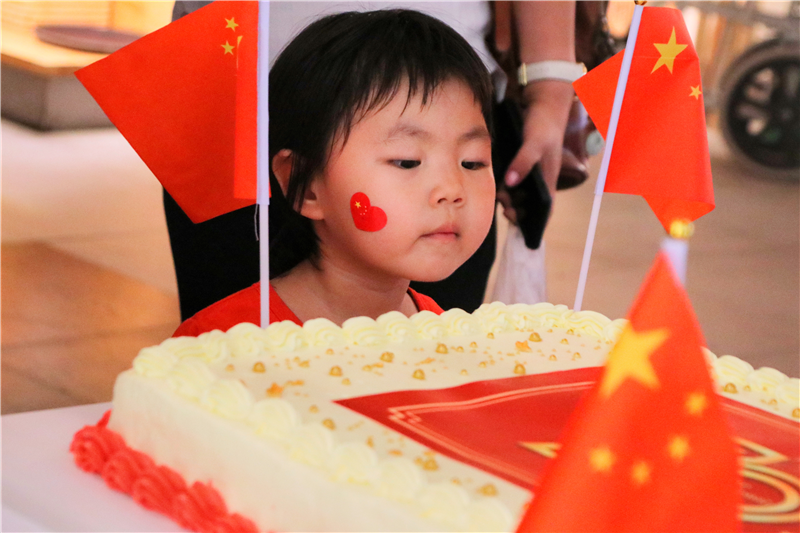 心中有国香中有爱 刀板香餐厅国庆定制120厘米蛋糕、齐唱国歌为祖国庆生!