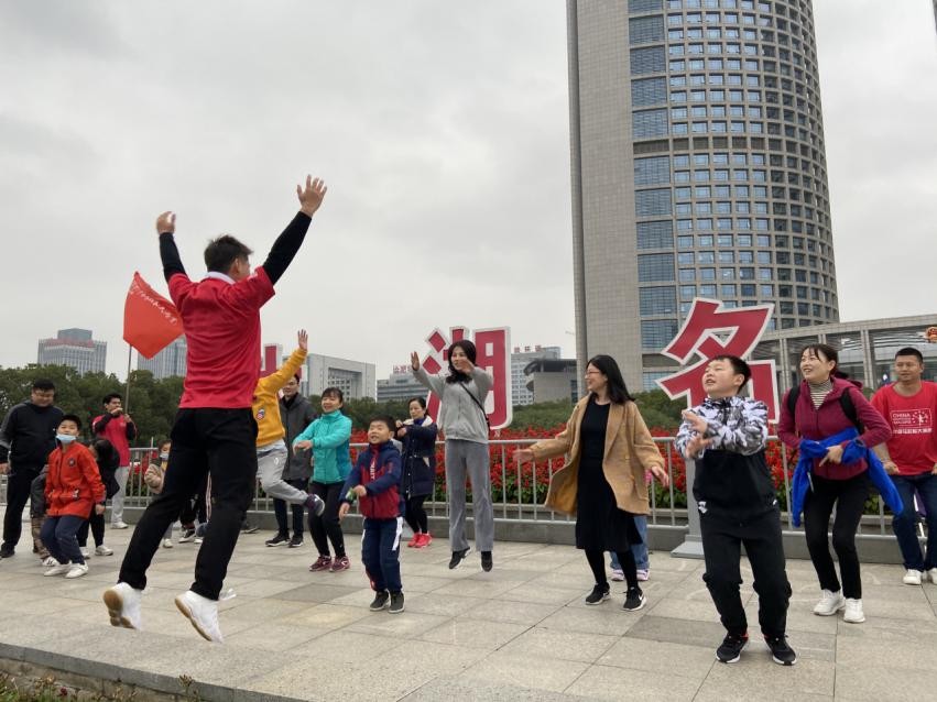 “跑遍中国—世界儿童日主题宣传周”暨“爱我中华·与爱同行”亲子马拉松赛开跑